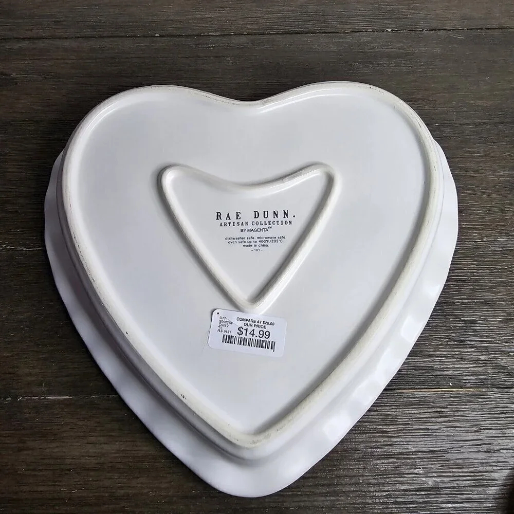 NWT Rae Dunn Artisan XOXO Heart Shaped Pie Dish Valentine's Day 2021 Magenta